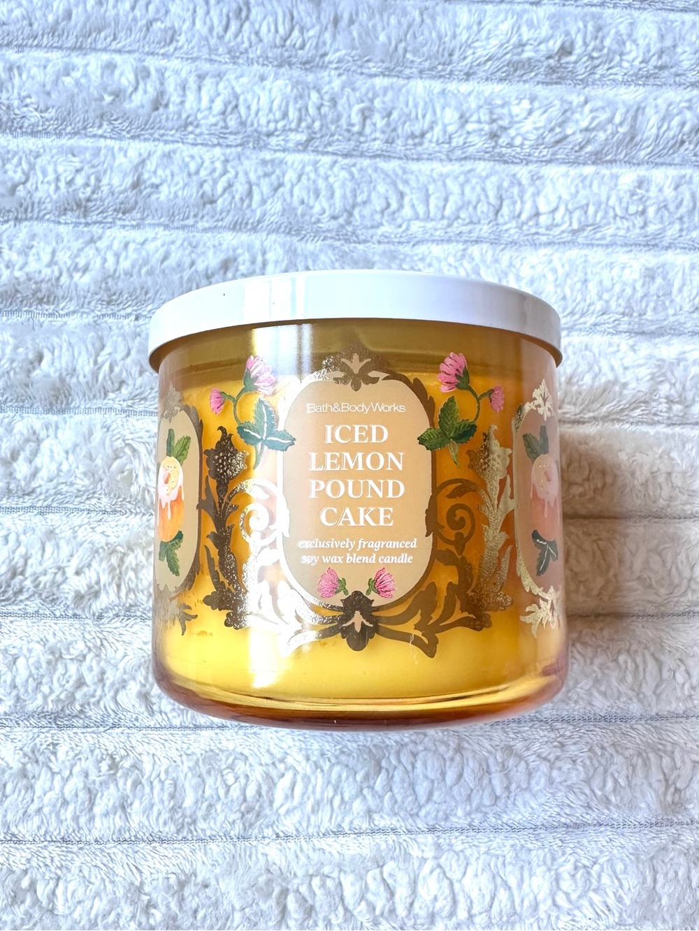 New BATH & BODY WORKS Iced Lemon Pound Cake 3 Three Wick Scented Candle
BBW NWT